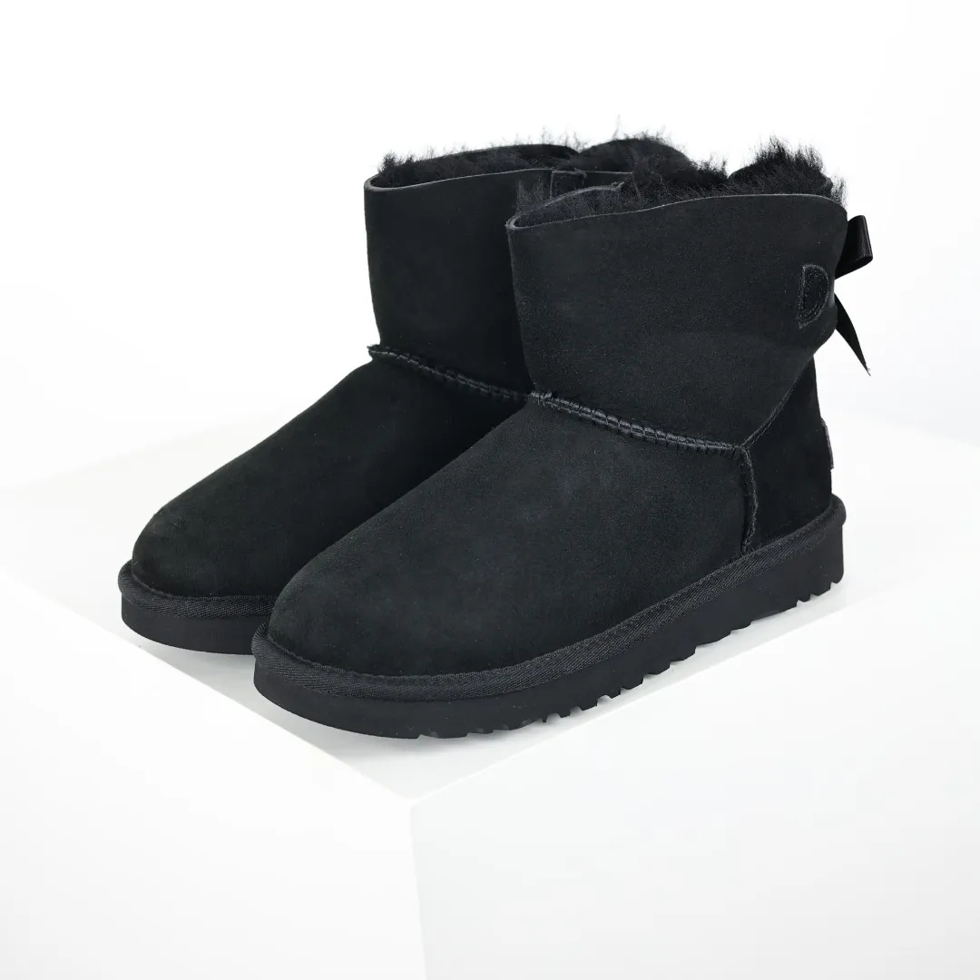 Pick up locally 💰560 The core recommendation is good price UGG bailey MiNi bow 2.0 series Xiaohongshu hot model Henan Longfeng leather production Sheepskin and fur integration Top quality in the market Waterproof upper material 2-3 cm cashmere insole to keep warm in winter and suitable for home use UUG launches a style series in the new year, partially skewed toward the preferences of young consumers, and also at the forefront of fashion trends Shoe body material Water-repellent coated suede upper 17mm UGGPURE™ implanted wool insole Lightweight non-slip comfortable rubber outsole With brand LOGO Trademark Comes with full packaging Size: 35 36 37 38 39 40